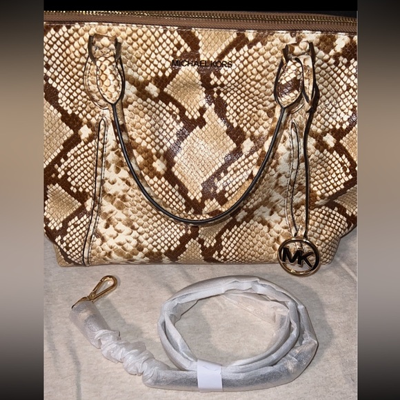 Beautiful large Michael Kors python print satchel with adjustable strap - Picture 6 of 8